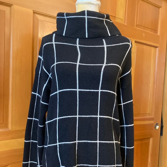 NWT, Lavishly Paris Women's Black Grid Pattern Turtleneck  Sweater. - Picture 5 of 16